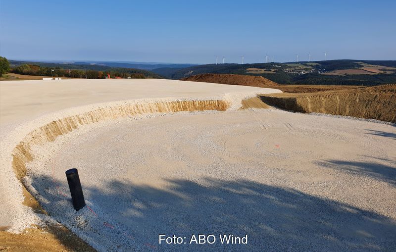 Sandfundament in offener Landschaft.