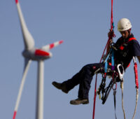 Trotz Corona: Servicetechniker der Windbranche seilt sich an einer Anlage ab