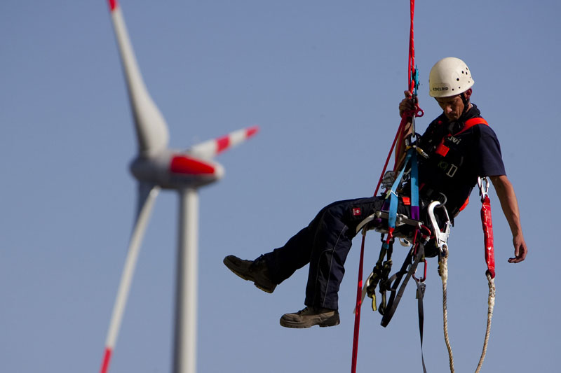 Trotz Corona: Servicetechniker der Windbranche seilt sich an einer Anlage ab