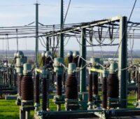 Eine Trafostation im Stromnetz, der BDEW-Musterwortlaut TAB Mittelspannung soll die technischen Anschlussbedingungen auf Mittelspannungsebene harmonisieren.