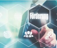 Eine Hand zeigt auf den Schriftzug Förderung, Bund und Länder haben die regionale GRW-Förderung neu aufgestellt.