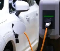 Auto an Ladesäule, die DUH hat einen Verbraucherleitfaden zum Umstieg auf Elektroautos erstellt.