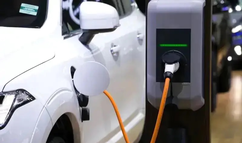 Auto an Ladesäule, die DUH hat einen Verbraucherleitfaden zum Umstieg auf Elektroautos erstellt.