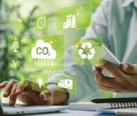 Mann am Computer mit Klimaschutz-Symbolen, Klimakommune Deutschland e. V., Trägerverein für kommunalen Klimaschutz gegründet.