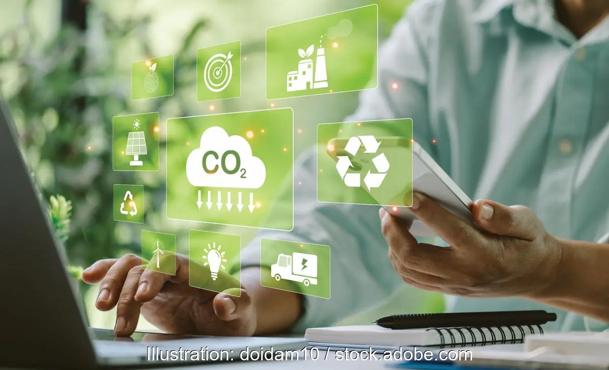 Mann am Computer mit Klimaschutz-Symbolen, Klimakommune Deutschland e. V., Trägerverein für kommunalen Klimaschutz gegründet.