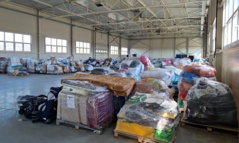 Zu sehen ist eine Lagerhalle mit Hilfsgütern, die Agora Solar dort lagert, wo keine Doppelglasmodule produziert werden.