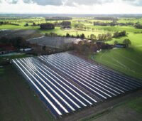 Luftbild der Agri-PV-Anlage im Gegenlicht.