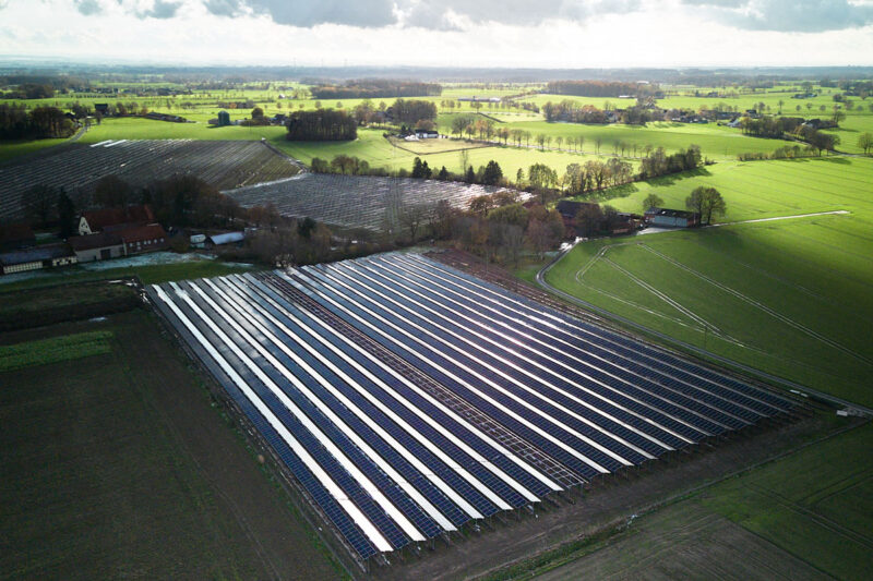 Luftbild der Agri-PV-Anlage im Gegenlicht.