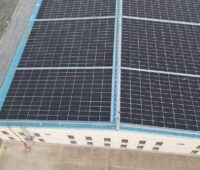 Dach einer Fabrikanlage mit installierten AIKO Comet 3N-Photovoltaikmodulen mit 24,8 Prozent PV-Modul-Effizienz.