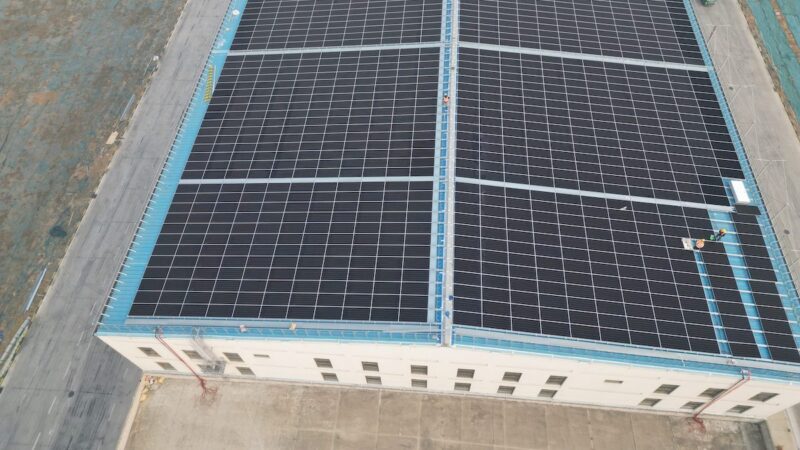 Dach einer Fabrikanlage mit installierten AIKO Comet 3N-Photovoltaikmodulen mit 24,8 Prozent PV-Modul-Effizienz.