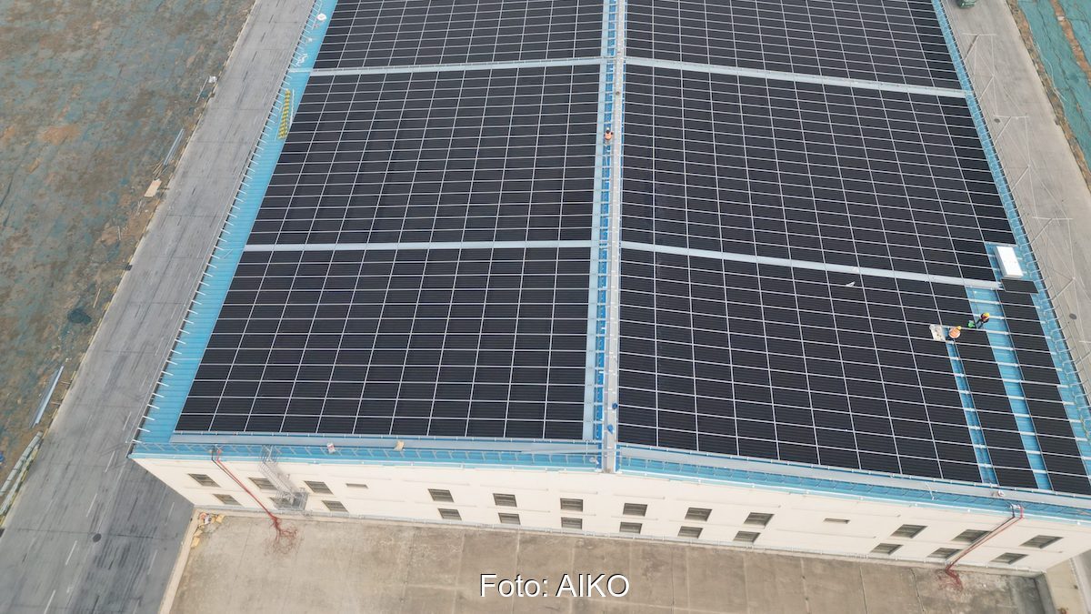 Dach einer Fabrikanlage mit installierten AIKO Comet 3N-Photovoltaikmodulen mit 24,8 Prozent PV-Modul-Effizienz.