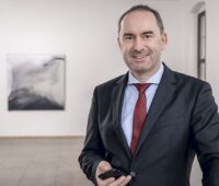Ein Portrait im Halbprofil von Bayern Wirtschaftsminister Hubert Aiwanger