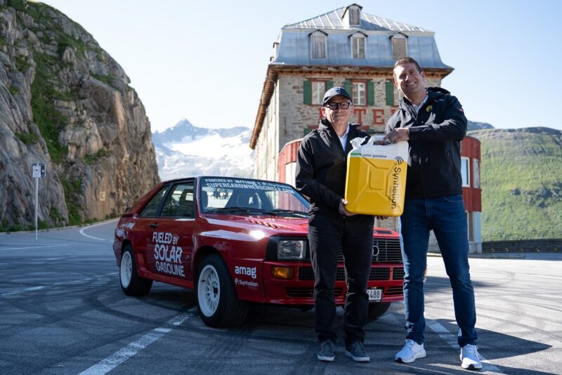 Helmut Ruhl, CEO der AMAG Gruppe, und Philipp Furler, Co-CEO und Mitbegründer von Synhelion vor dem Audi, der mit Solar-Benzin gefahren ist.