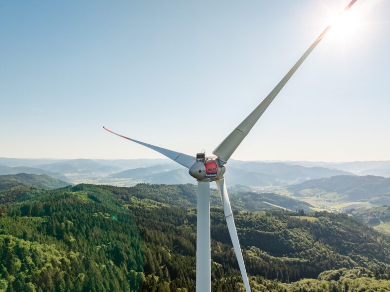 Windkraftanlage in südwestdeutscher Mittelgebirgslandschaft.