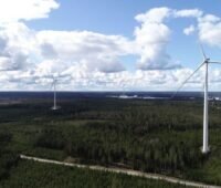 Luftaufnahme: mehrere Windräder in einem Waldgebiet - der Windpark Lyngsåsa von Baywa r.e. in Schweden