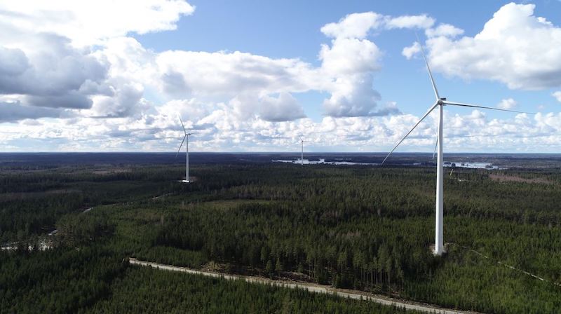 Luftaufnahme: mehrere Windräder in einem Waldgebiet - der Windpark Lyngsåsa von Baywa r.e. in Schweden