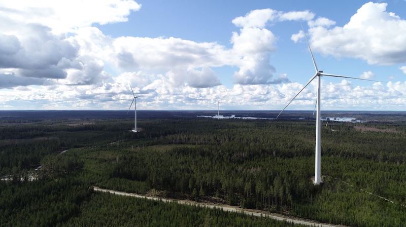 Luftaufnahme: mehrere Windräder in einem Waldgebiet - der Windpark Lyngsåsa von Baywa r.e. in Schweden