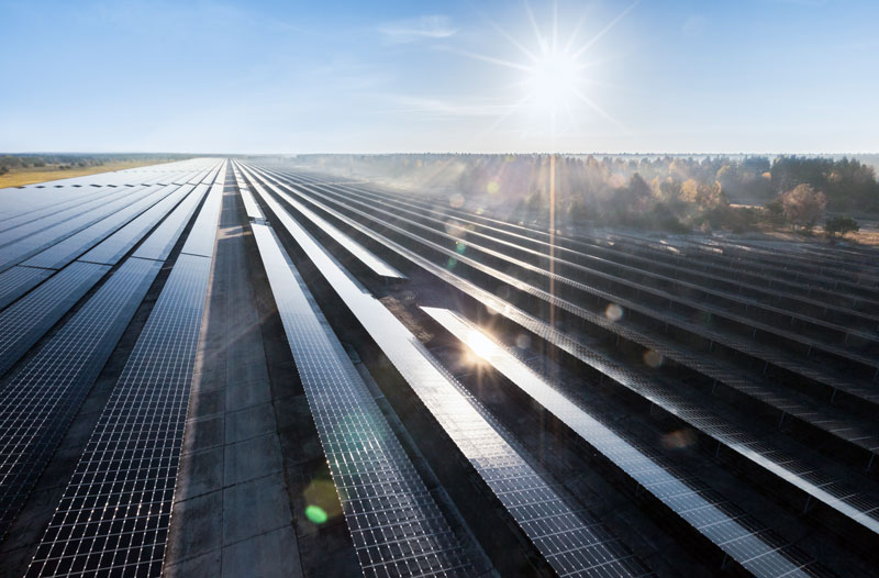 Großes Solarkraftwerk im Gegenlicht aus der Vogelperspektive