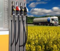 Zapfsäule, Rapsfeld, Lkw in einer Montage, Symbol für Einbruch bei Biodiesel-Absatz 2024