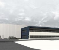 Ein modernes Fabrikgebäude vor herbstlichem Himmel - Batterieproduktion von Blackstone