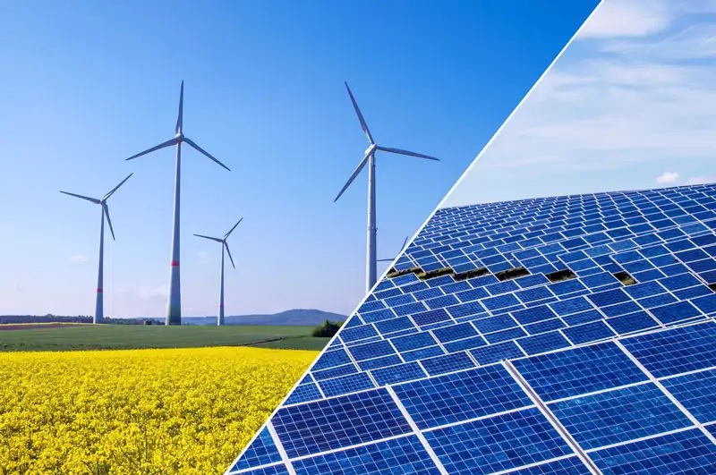 Zu sehen ist eine Fotomontage aus Photovoltaik und Windenergie als Symbol für die Verbesserungen, die das vom Bundestag beschlossene Energie- und Klimapaket bietet.