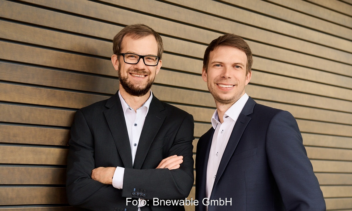 Im Bild Max Kronberg und Fabian Knoch, Geschäftsführer von Bnewable Deutschland.