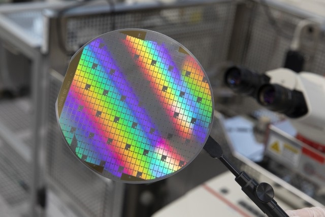 Zu sehen ist ein SiC-Wafer, die Basis der Siliziumkarbid-Halbleiter, die für eine effiziente Leistungselektronik gebraucht werden.