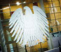 Bundesadler im Parlamentsgebäude. Der Bundestag beschloss Klimaschutzgesetze.