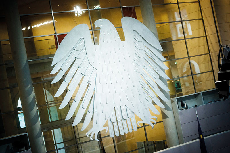 Bundesadler im Parlamentsgebäude. Der Bundestag beschloss Klimaschutzgesetze.