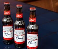 Budweiser-Bierflaschen auf einem Solarmodul