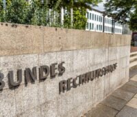 Die Mauer am Eingang des Bundesrechnungshofes mit Namen als Symbolbild.