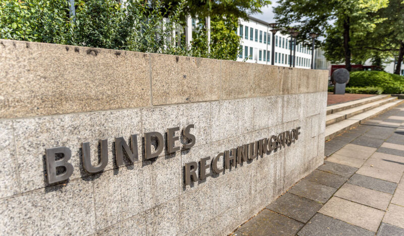 Die Mauer am Eingang des Bundesrechnungshofes mit Namen als Symbolbild.