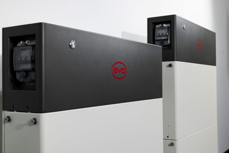 Heimspeicher-System Battery-Box HVE von BYD Energy Storage, bestehend aus mehreren Modulen.