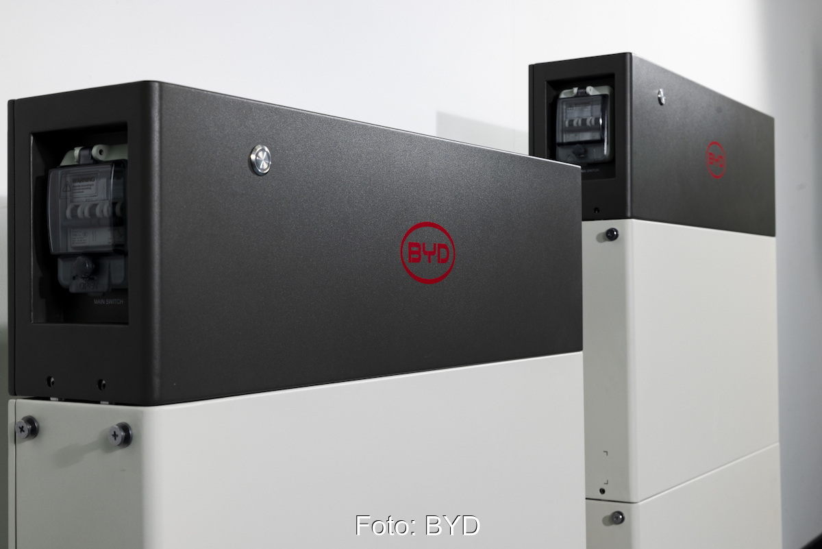 Heimspeicher-System Battery-Box HVE von BYD Energy Storage, bestehend aus mehreren Modulen.