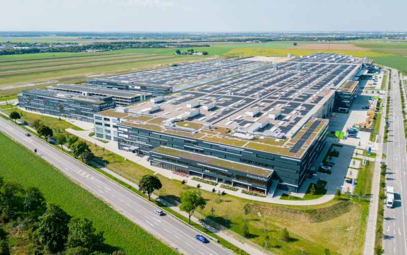 Photovoltaikanlage auf Hallendach in Draufsicht