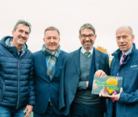 Vier Männer zeigen Ein Schild, Hier wird Energiewende gemacht: Sven Scherer, Prokurist Stadtwerke Ettlingen; Thomas Müller, Vorstand Baugemeinschaft Ettlingen eG; Staatssekretär Dr. Andre Baumann Steffen Neumeister, Geschäftsführer Stadtbau Ettlingen GmbH