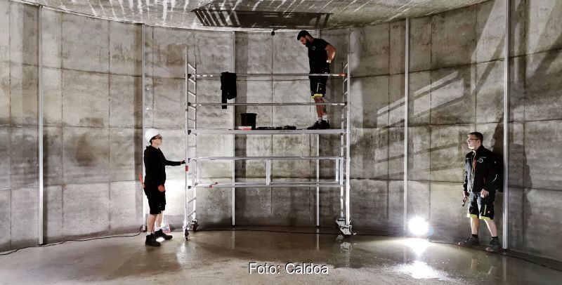 Dreio Männer arbeiten im Innern eines Eisspeichers.