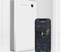 Im Bild ein Smartphone mit der Clever-PV App und der PV-Speicher Sigenstor.