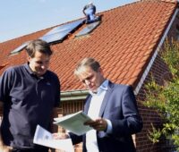 Zu sehen ist ein Kundengespräch. Co2.Online hilft beim Solarthermie-Check