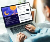 Nutzer an einem Laptop, der Planungssoftware für Photovoltaik sowie Stromsparoptionen anzeigt.