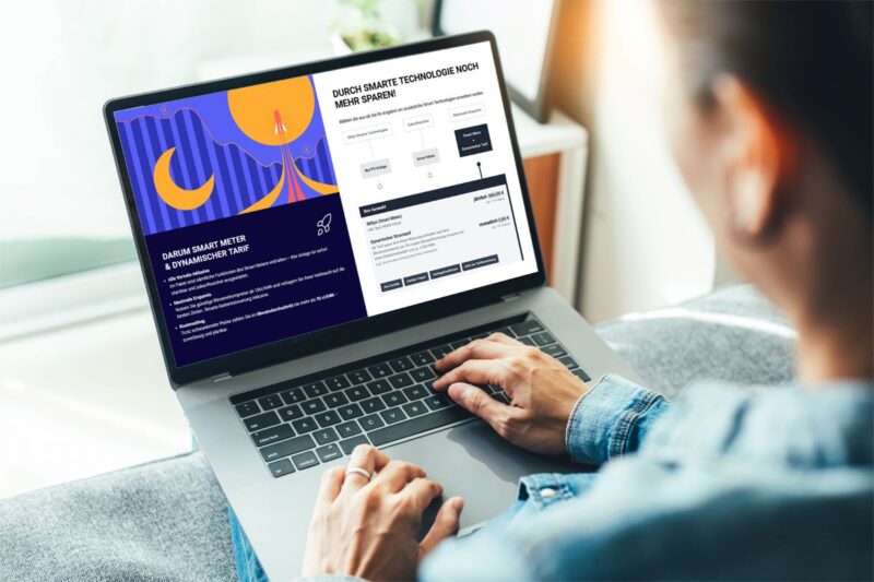 Nutzer an einem Laptop, der Planungssoftware für Photovoltaik sowie Stromsparoptionen anzeigt.