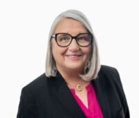 Portrait von Dorit Stenke, Bildungs- und Forschungsministerin in Schleswig-Holstein.