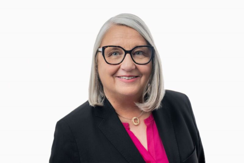 Portrait von Dorit Stenke, Bildungs- und Forschungsministerin in Schleswig-Holstein.