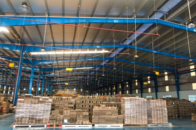 ZU sehen ist die halle des Verpackungsunternehmens, für das ecoligo das Photovoltaik-Crowdinvesting in Vietnam durchführt.