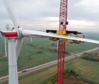 Luftbild zeigt Rotorblatt-Traversen an einer Windenergieanlage.