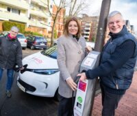 Zu sehen sind Langenhagens Bürgermeister Mirko Heuer und enercity-Chefin Susanna Zapreva an der neuen Lade-Laterne.