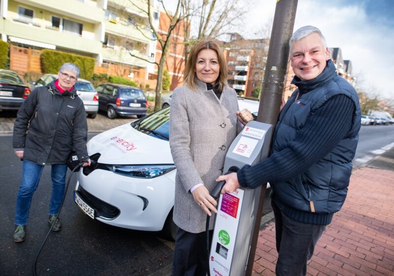 Zu sehen sind Langenhagens Bürgermeister Mirko Heuer und enercity-Chefin Susanna Zapreva an der neuen Lade-Laterne.