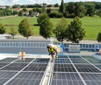 Zu sehen ist die Photovoltaik-Dachanlage für das Biomasseheizkraftwerk Pfaffenhofen.