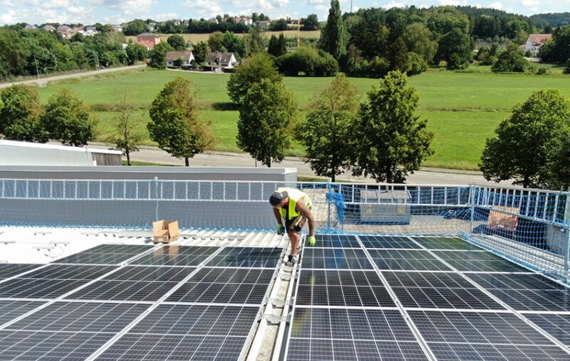 Zu sehen ist die Photovoltaik-Dachanlage für das Biomasseheizkraftwerk Pfaffenhofen.