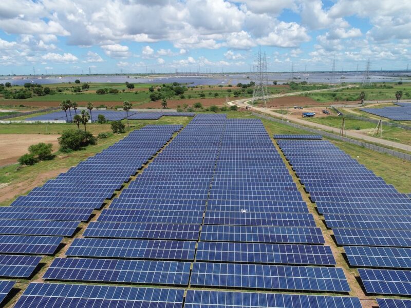 Zu sehen ist der Solarpark Kurnool in Indien, für den energy & meteo systems Ertragsprognosen erstellt.